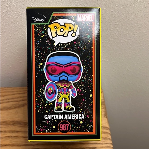 Funko Pop! The Falcon and the Winter Soldier - Captain America Blacklight # 987 - Picture 5 of 5